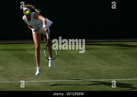 Londres, Royaume-Uni. 2 juillet 2019, le All England Lawn Tennis et croquet Club, Wimbledon, Angleterre, Tournoi de tennis de Wimbledon, Petra Kvitova ; jour 2 (CZE) sert d'Ons Jabeur (TUN) : Action de Crédit Plus Sport Images/Alamy Live News Banque D'Images