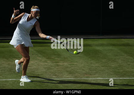 Londres, Royaume-Uni. 2 juillet 2019, le All England Lawn Tennis et croquet Club, Wimbledon, Angleterre, Tournoi de tennis de Wimbledon, Petra Kvitova ; jour 2 (CZE) avec un coup droit d'Ons Jabeur (TUN) : Action de Crédit Plus Sport Images/Alamy Live News Banque D'Images