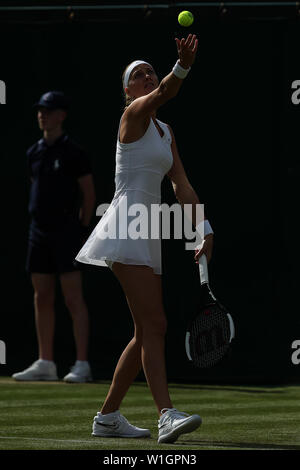 Londres, Royaume-Uni. 2 juillet 2019, le All England Lawn Tennis et croquet Club, Wimbledon, Angleterre, Tournoi de tennis de Wimbledon, Petra Kvitova ; jour 2 (CZE) sert d'Ons Jabeur (TUN) : Action de Crédit Plus Sport Images/Alamy Live News Banque D'Images