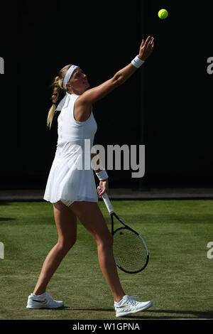 Londres, Royaume-Uni. 2 juillet 2019, le All England Lawn Tennis et croquet Club, Wimbledon, Angleterre, Tournoi de tennis de Wimbledon, Petra Kvitova ; jour 2 (CZE) sert d'Ons Jabeur (TUN) : Action de Crédit Plus Sport Images/Alamy Live News Banque D'Images