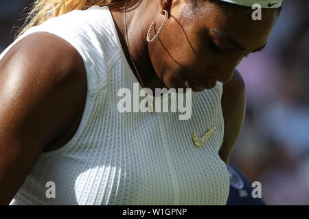 Londres, Royaume-Uni. 2 juillet 2019, le All England Lawn Tennis et croquet Club, Wimbledon, Angleterre, Tournoi de tennis de Wimbledon, jour 2 ; Serena Williams (USA) apparaît sur le court central avec un ensemble en incluant la Nike swoosh tick couvert de diamants Swarovski : Action Crédit Plus Sport Images/Alamy Live News Banque D'Images