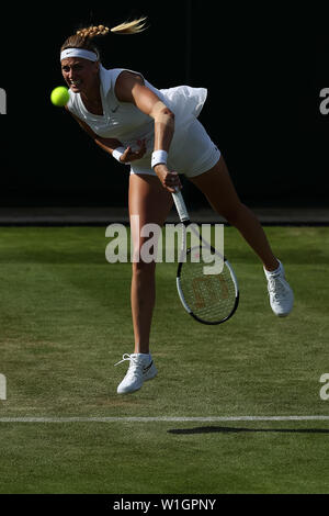 Londres, Royaume-Uni. 2 juillet 2019, le All England Lawn Tennis et croquet Club, Wimbledon, Angleterre, Tournoi de tennis de Wimbledon, Petra Kvitova ; jour 2 (CZE) sert d'Ons Jabeur (TUN) : Action de Crédit Plus Sport Images/Alamy Live News Banque D'Images