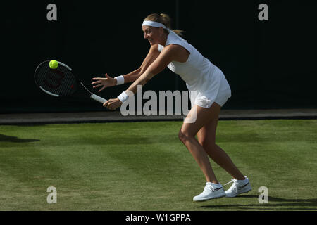 Londres, Royaume-Uni. 2 juillet 2019, le All England Lawn Tennis et croquet Club, Wimbledon, Angleterre, Tournoi de tennis de Wimbledon, Petra Kvitova ; jour 2 (CZE) avec un revers à Ons Jabeur (TUN) : Action de Crédit Plus Sport Images/Alamy Live News Banque D'Images