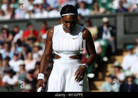 Londres, Royaume-Uni. 2 juillet 2019, le All England Lawn Tennis et croquet Club, Wimbledon, Angleterre, Tournoi de tennis de Wimbledon, jour 2 ; Serena Williams (USA) apparaît sur le court central avec une tenue sur laquelle comprend le swoosh Nike tick couvert de diamants Swarovski : Action Crédit Plus Sport Images/Alamy Live News Banque D'Images