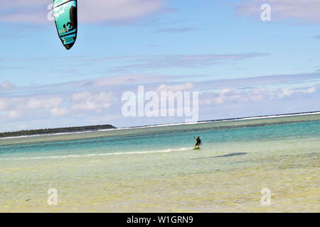 Kitesurfer au Kitesurf Tonga Resort, Uoleva Tonga Haapai, Banque D'Images