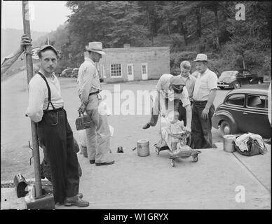 Mineurs en attendant le bus en face de l'entreprise. Jewell Ridge Coal Company, Jewell Valley Mine, Tazewell, Tazewell County, en Virginie. Banque D'Images