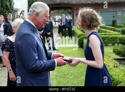 Le Prince de Galles, Patron, le Royal Welsh College of Music and Drama, présente Alis Huws (à droite), ses nouvelles, avec la harpiste harpiste Royal's Bastet, lors d'une soirée de musique et d'art dramatique à son Welsh accueil Llwynywermod en Llandovery, Carmarthenshire. Banque D'Images