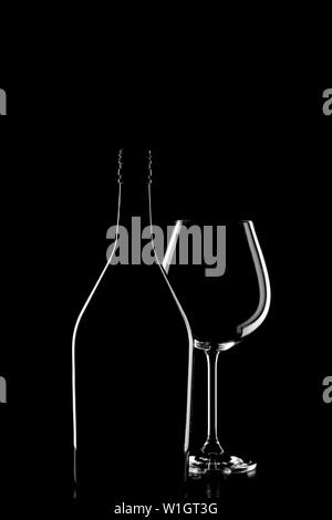 La silhouette d'une bouteille de vin et un verre de vin sur fond noir Banque D'Images