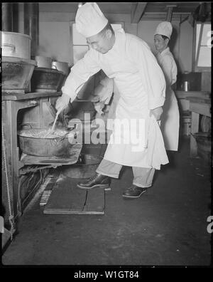 Minidoka Centre de réinstallation. La préparation de l'équipe de cuisine pour le déjeuner. Menu : macaroni au four avec l'espagnol sause . . . ; Portée et contenu : la légende complète pour cette photographie se lit comme suit : Minidoka Centre de réinstallation. La préparation de l'équipe de cuisine pour le déjeuner. Menu : macaroni au four avec l'espagnol sause, épinards, betteraves marinées, pain au lait, thé, pain et beurre. Banque D'Images