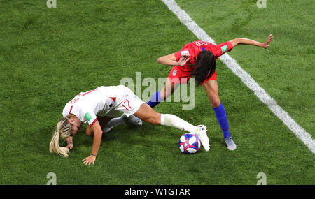 L'Angleterre Rachel Daly (à gauche) et l'USA Christen Press (à droite) bataille pour la balle durant la Coupe du Monde féminine de la fifa match de demi-finale au Stade de Lyon. Banque D'Images