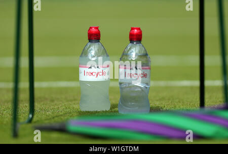 Londres, Royaume-Uni. 2 juillet, 2019. Tournoi de Wimbledon 2019. Je recycler bouteille d'Evian sous la présidence de Rafael Nadal sur le Court Central, le tournoi de Wimbledon 2019, 2019 Allstar Crédit : photo library/Alamy Live News Banque D'Images