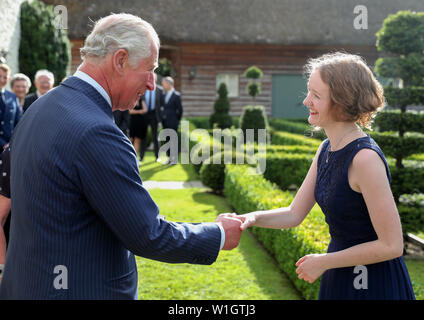 Le Prince de Galles, Patron, le Royal Welsh College of Music and Drama, présente Alis Huws (à droite), ses nouvelles, avec la harpiste harpiste Royal's Bastet, lors d'une soirée de musique et d'art dramatique à son Welsh accueil Llwynywermod en Llandovery, Carmarthenshire. Banque D'Images