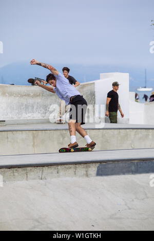 Jeune garçon avec patinage dans un parc de skate à Santa Barbara, Californie, Etats-Unis Banque D'Images