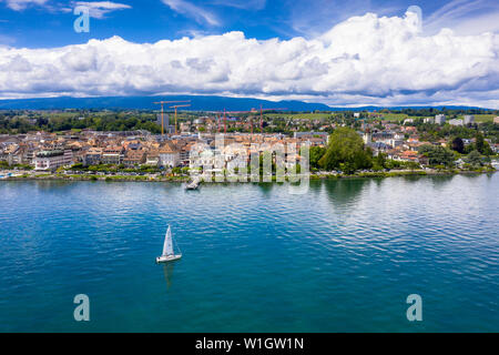 Vue aérienne de Morges city waterfront au bord de la lac Léman en Suisse Banque D'Images