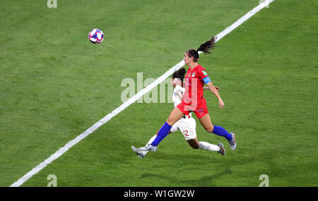 USA's Alex Morgan ses scores du côté deuxième but du jeu lors de la Coupe du Monde féminine de la fifa match de demi-finale au Stade de Lyon. Banque D'Images