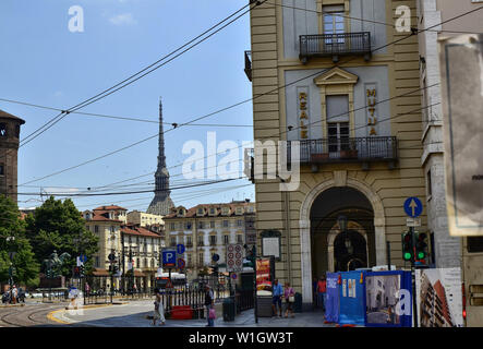 Turin, Piémont, Italie. Juin 2019. Dans le centre historique, un aperçu de la piazza Castello : l'une des tours du château peut être vu et à l'arrière Banque D'Images