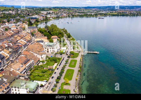 Vue aérienne de Morges city waterfront au bord de la lac Léman en Suisse Banque D'Images