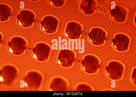 Un regard nostalgique de retour à un modèle plus ancien clavier téléphone cellulaire qui a inauguré une nouvelle ère de la technologie et les signatures numériques cachées à l'intérieur. Banque D'Images