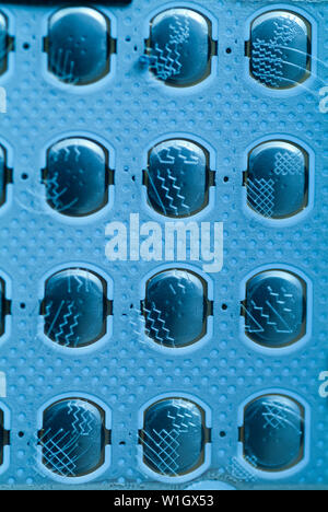 Un regard nostalgique de retour à un modèle plus ancien clavier téléphone cellulaire qui a inauguré une nouvelle ère de la technologie et les signatures numériques cachées à l'intérieur. Banque D'Images