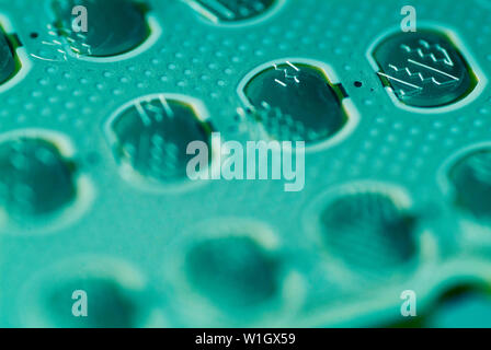 Un regard nostalgique de retour à un modèle plus ancien clavier téléphone cellulaire qui a inauguré une nouvelle ère de la technologie et les signatures numériques cachées à l'intérieur. Banque D'Images