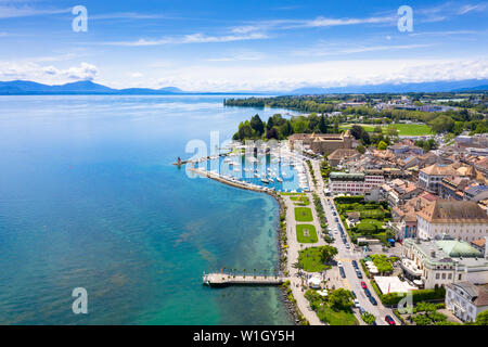 Vue aérienne de Morges city waterfront au bord de la lac Léman en Suisse Banque D'Images