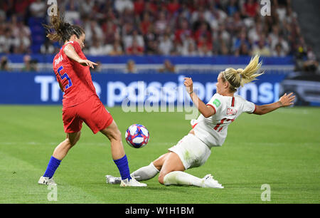 Lyon, France. 07 juillet, 2019. 02 juillet 2019, la France (France), Décines-Charpieu : Football, les femmes : WM, Angleterre - USA, ronde, demi-finale, Stade de Lyon : Kelley O'Hara de l'USA (l) en duel avec l'Angleterre Rachel Daly. Photo : Sebastian Gollnow/dpa dpa : Crédit photo alliance/Alamy Live News Banque D'Images