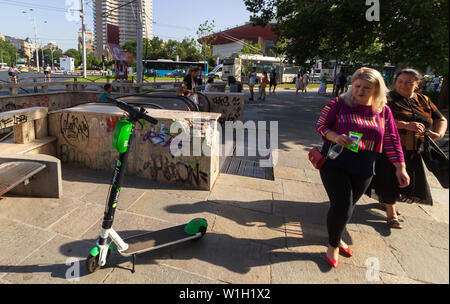 Bucarest, Roumanie - Juillet 02, 2019 La Chaux-S : un Scooter électrique est garée à côté de l'entrée de la station de métro de l'Université de Bucarest. Cette image est fo Banque D'Images