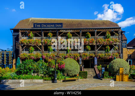 London, UK, Sept 2018, le Dickens Inn Pub Restaurant à St Katharine Docks sur une journée ensoleillée, en Angleterre Banque D'Images