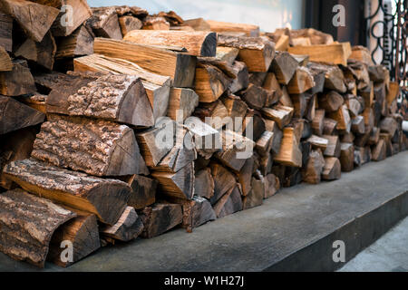 Une pile de beau bois. haché et prêt pour le petit bois bois de chauffage de la cheminée se trouvent l'énergie naturelle, magnifiquement. Banque D'Images