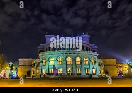 Prise de vue en grand angle de l'Opéra d'Erevan, en Arménie, la nuit Banque D'Images