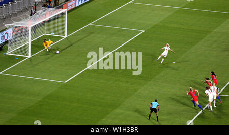 L'Angleterre Steph Houghton voit sa peine sauvé par USA gardien Alyssa Naeher (à droite) lors de la Coupe du Monde féminine de la fifa match de demi-finale au Stade de Lyon. Banque D'Images