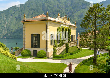 Lezzeno, Lac de Côme, Italie - Juin 2019 : Personne à marcher vers le lodge dans le parc de la Villa Balbianello à Lenno, sur le lac de Côme. Banque D'Images