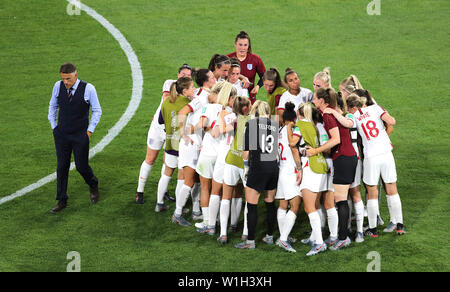 Les joueurs de l'Angleterre se sont réunis après le coup de sifflet final lors de la Coupe du Monde féminine de la fifa match de demi-finale au Stade de Lyon. Banque D'Images