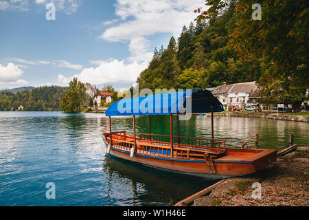 Bled, Slovénie - septembre 8, 2018 : vue sur le lac de Bled pur avec un bateau Pletna les traditionnels pour les touristes, le magnifique château rocher avec le Bled Banque D'Images