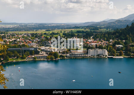 Bled, Slovénie - septembre 8, 2018 : Vue aérienne de la ville de Bled Resorts, hôtels, maisons, parcs et plages située sur la rive du lac de Bled. Tra Banque D'Images