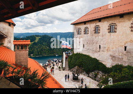 Bled, Slovénie - septembre 8, 2018 : vue sur le château de Bled la cour pleine de gens, tour et château avec cafés, situé sur la rive Banque D'Images