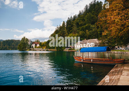Bled, Slovénie - septembre 8, 2018 : vue sur le lac de Bled pur avec un bateau Pletna les traditionnels pour les touristes, le magnifique château rocher avec le Bled Banque D'Images