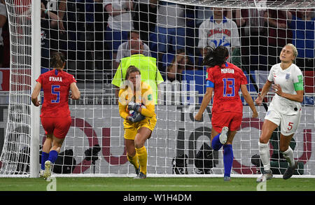 Lyon, France. 07 juillet, 2019. 02 juillet 2019, la France (France), Décines-Charpieu : Football, les femmes : Coupe du monde, l'Angleterre - USA, ronde, demi-finale, Stade de Lyon : gardien Alyssa Naeher (M) des États-Unis est titulaire d'un coup-franc. Photo : Sebastian Gollnow/dpa dpa : Crédit photo alliance/Alamy Live News Banque D'Images