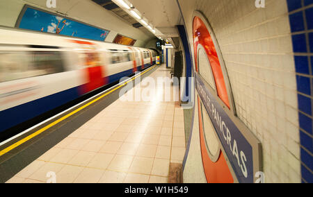 Un excès de Picadilly Line train rugit hors de la King's Cross St Pancras Station de métro au centre de Londres pendant les Jeux Olympiques de 2012. (C) 2012 Tom Banque D'Images