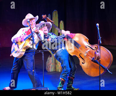 Doug et rangers trop étroit s'raucus comme il a défini comme la banque américaine la plus célèbre bande de cowboy, coule la vie, effectuer leur concert avec 6,291st Banque D'Images