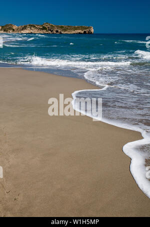 Appuyez sur le sable vierge des vagues de la plage de Patara, près de Kalkan sur la côte lycienne de la Turquie le long de la mer Méditerranée. La plage de Patara s'étend sur plus de 15 kilo Banque D'Images