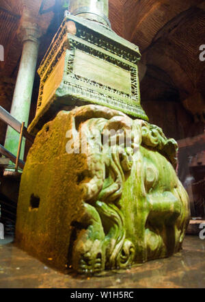 Un ancien buste de Méduse est utilisé comme une entretoise pour un pilier dans la Citerne Basilique à Istanbul, Turquie. (C) 2010 Tom Kelly Banque D'Images