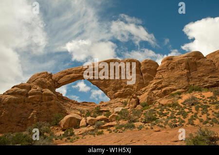 La course des nuages au-dessus du sud de la fenêtre dans Arches National Park sur un jour de tempête près de Moab, Utah. (C) 2010 Tom Kelly Banque D'Images