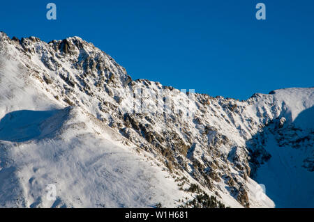 Des couvertures de neige en début de saison des pics imposants entre Loveland Pass et de l'A-Basin en montagnes Rocheuses du Colorado. (C) 2009 Tom Kelly Banque D'Images