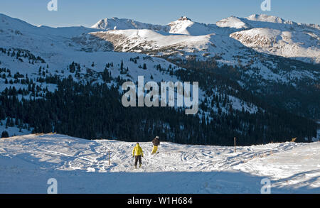 Deux skieurs obtenir quelques premières saison s'étend du haut du col Loveland en haute montagnes Rocheuses du Colorado. (C) 2009 Tom Kelly Banque D'Images