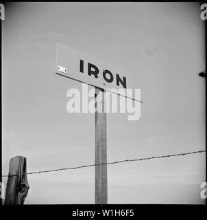 Près de Loomis, en Californie. Slap le Jap avec Ferraille Burma Shave signe sur l'autoroute. La populati . . . ; Portée et contenu : la légende complète pour cette photographie se lit comme suit : près de Loomis, en Californie. Slap le Jap avec Ferraille Burma Shave signe sur l'autoroute. La population de cette région agricole a été composé en grande partie de personnes d'origine japonaise avant l'évacuation. Banque D'Images