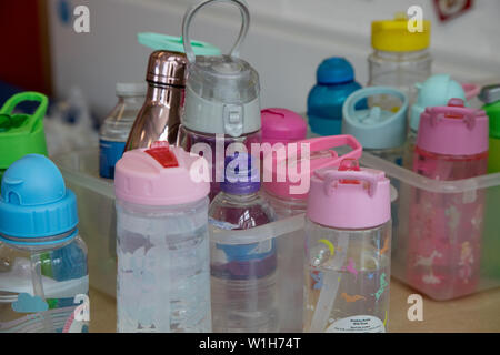 Bouteilles d'eau en plastique à l'école que les enfants apportent en tant qu'une mesure visant à freiner l'utilisation de matières plastiques à usage unique. L'école est dans Leïde, Londres. Banque D'Images