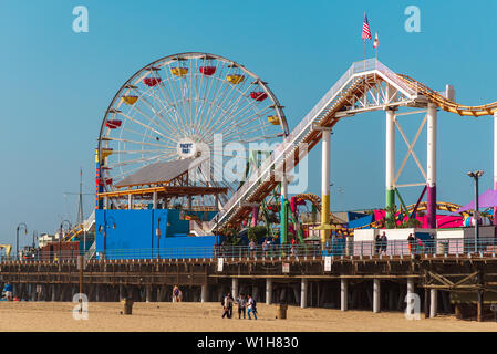 LA, USA - 30 OCTOBRE 2018 : parc d'Attractions Pacific Park sur la jetée de Santa Monica, à Los Angeles. Journée très chaude en été de 2018. Banque D'Images