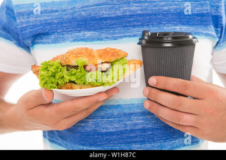En-cas rapide. Café et croissant. La malbouffe. Les Calories et les régimes amaigrissants. Croissant farci de laitues et légumes frais. Cafe concept. Croissant traditionnel français. De délicieux croissants et boire. Banque D'Images