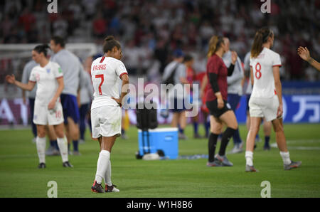 Lyon, France. 07 juillet, 2019. 02 juillet 2019, la France (France), Décines-Charpieu : Football, les femmes : Coupe du monde, l'Angleterre - USA, ronde, demi-finale, Stade de Lyon : l'Angleterre Nikita Parris (M) fait face à la France après sa défaite. Photo : Sebastian Gollnow/dpa dpa : Crédit photo alliance/Alamy Live News Banque D'Images